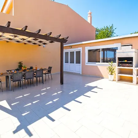 Вилла Villa In Albufeira Near Town Center