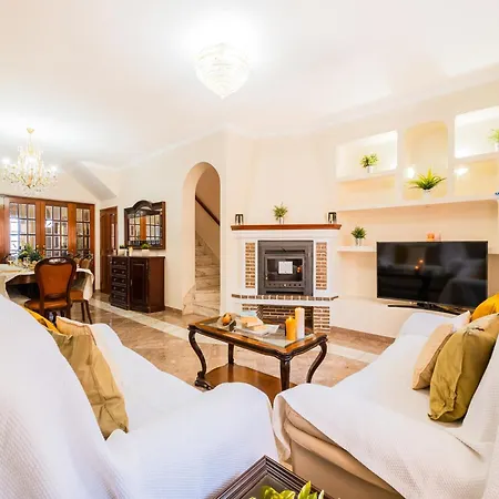 Villa In Albufeira Near Town Center * Албуфейра
