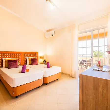 Villa In Albufeira Near Town Center Албуфейра